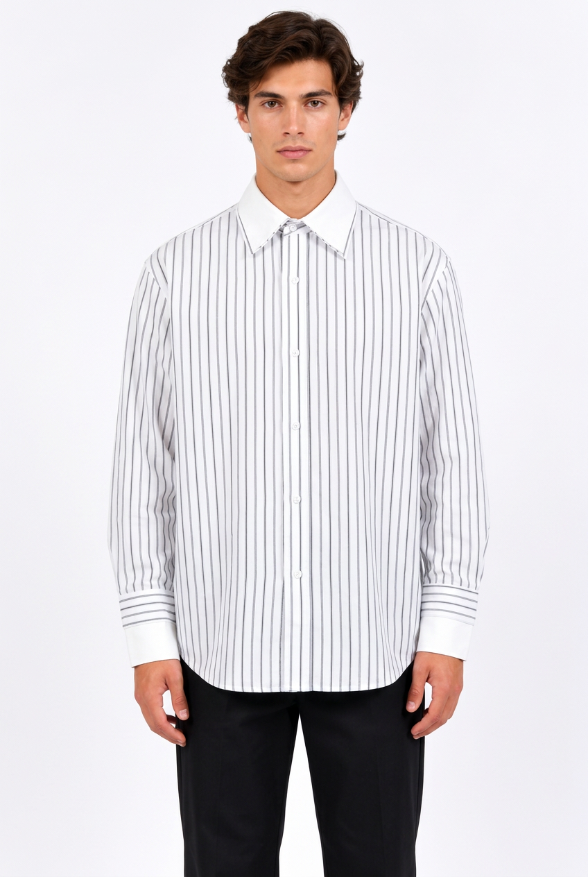 Jeff portant la chemise homme à rayures noires et col blanc, vue de face