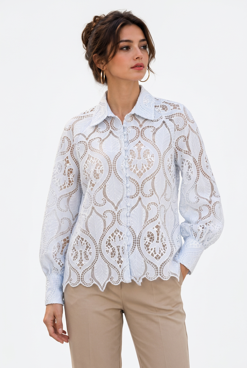 Chemise femme brodée ajourée portée par Stéphanie, seconde pose sur fond blanc