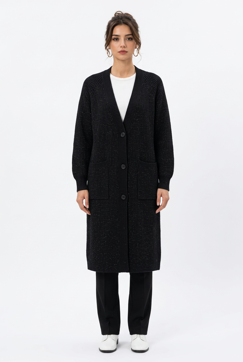 Stéphanie portant le cardigan long en maille côtelée noir