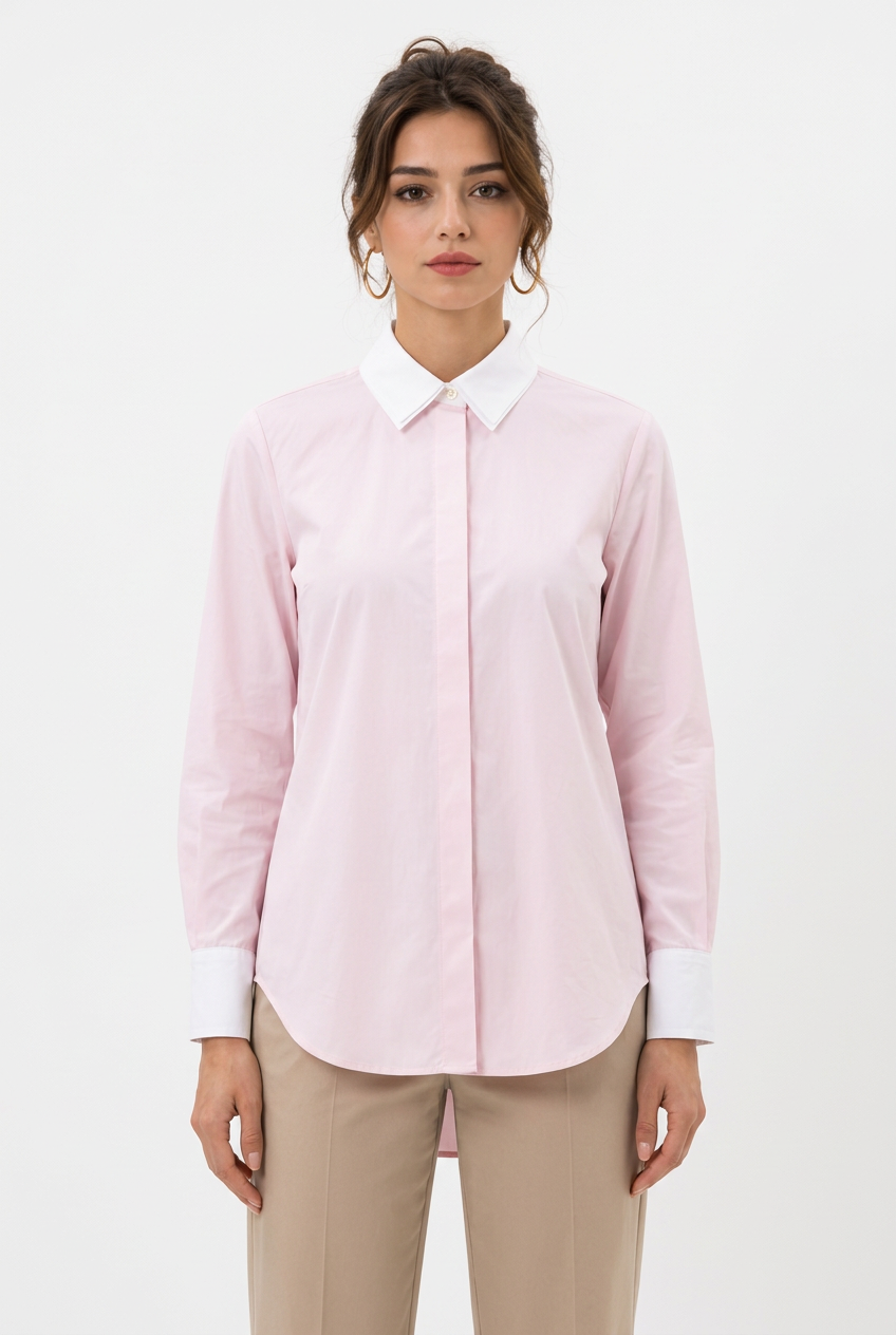 Stéphanie portant la chemise rose à col et poignets blancs, vue de face