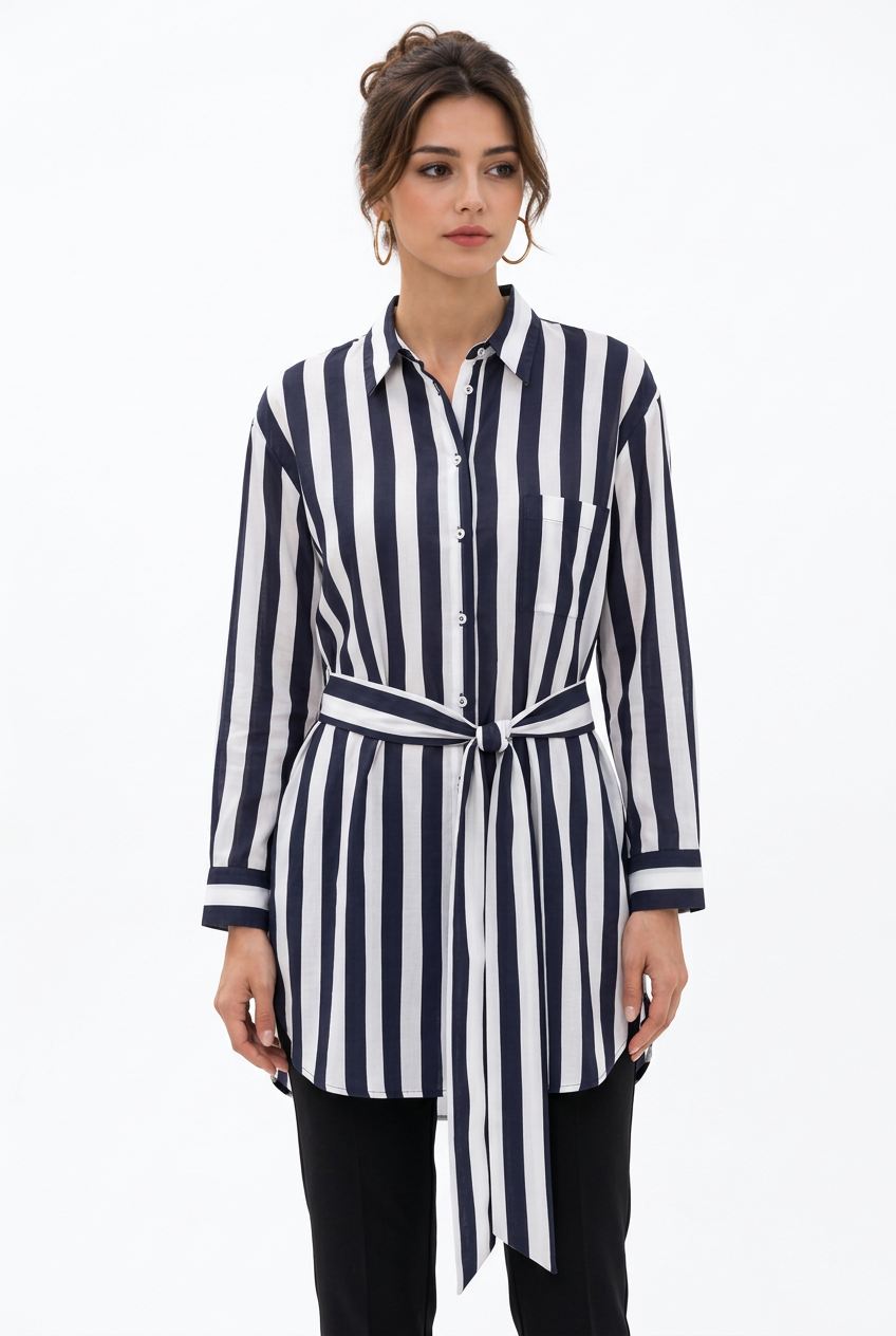 Stéphanie portant la chemise longue rayée avec ceinture à nouer, vue de face