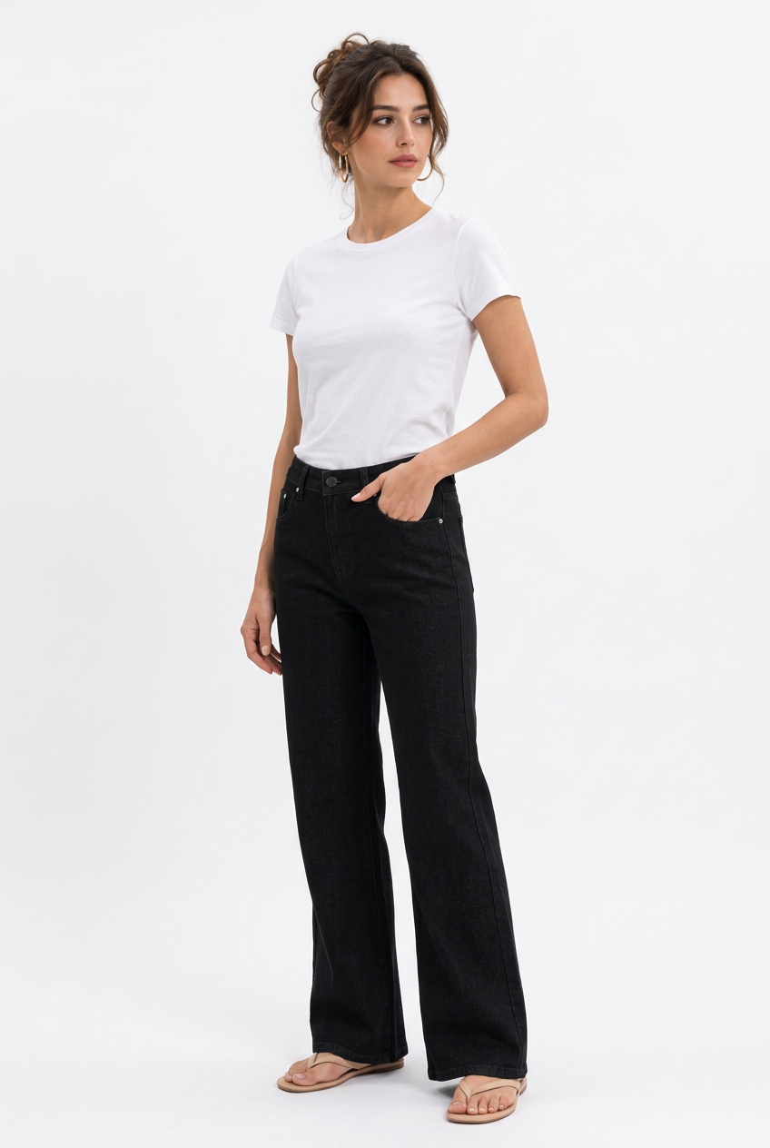 Jean femme noir légèrement évasé taille mi-haute
