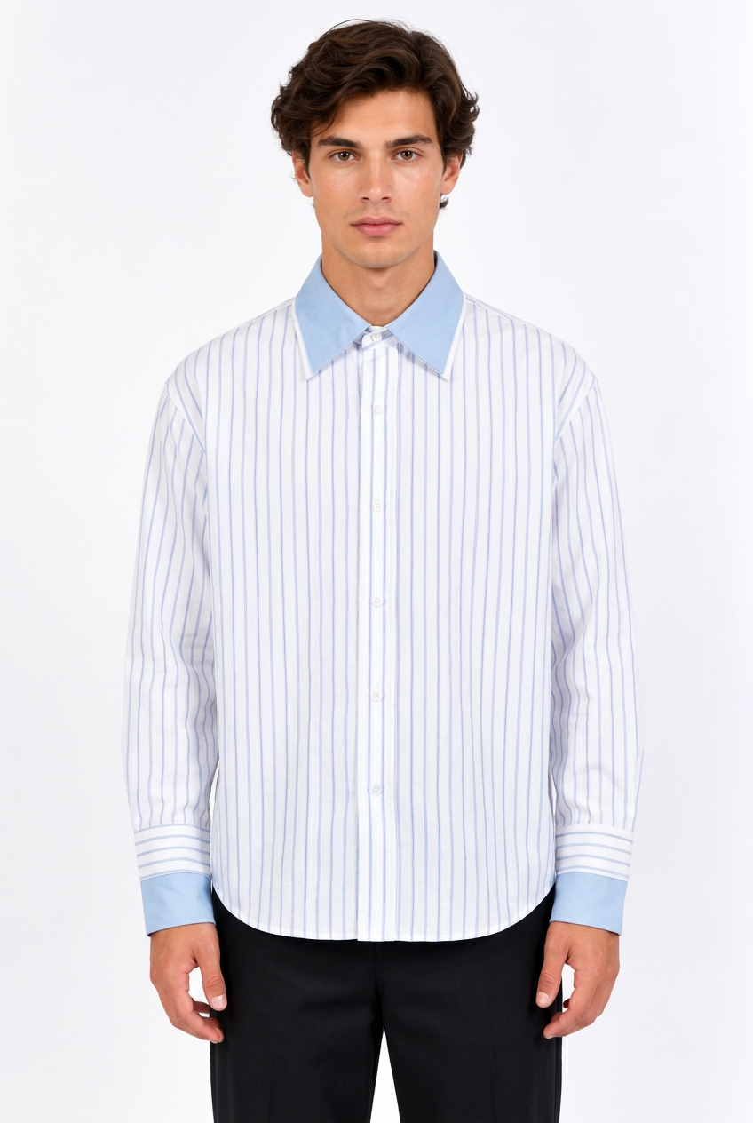 Jeff portant la chemise homme à rayures bleues et col bleu clair, vue de face
