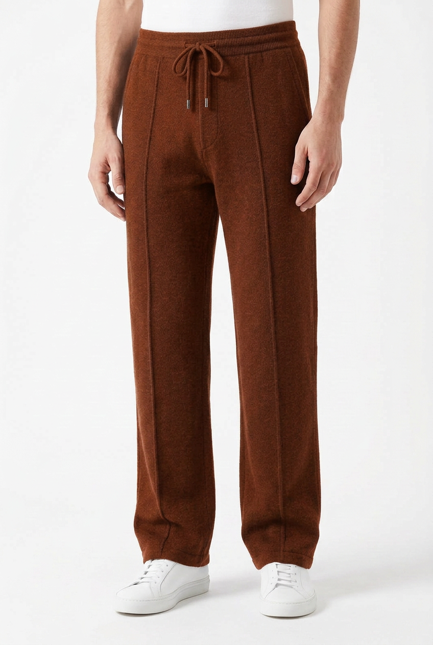 Pantalon Kashmir caramel, porté ample