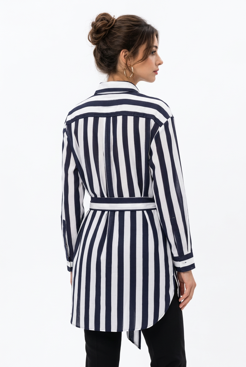 Chemise longue rayée ceinturée portée par Stéphanie, vue dos trois-quarts