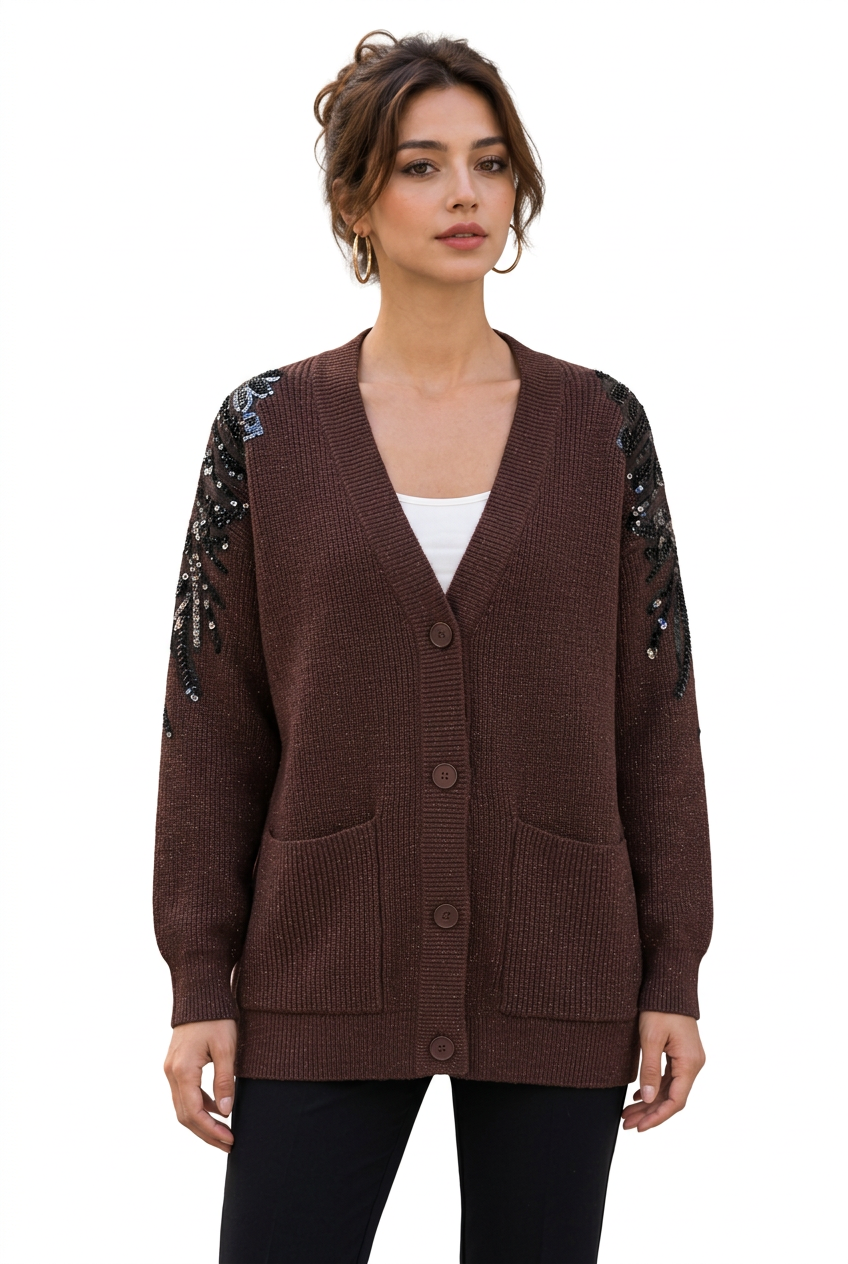 Stéphanie portant le cardigan femme café rouge à manches ornées