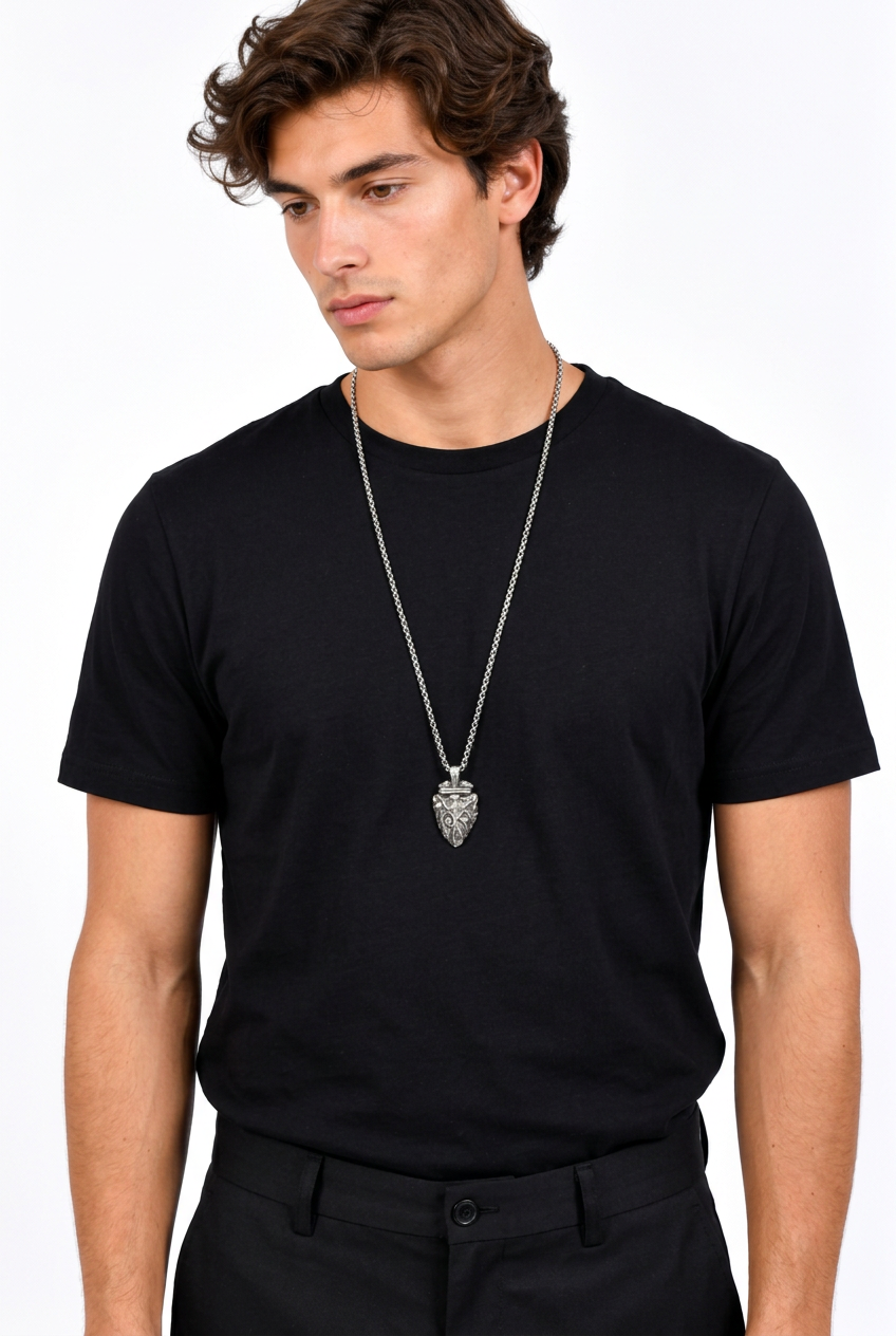 Collier homme à pendentif pointe de flèche argenté