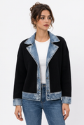 Stéphanie portant la veste noire en maille à col et finitions effet jean