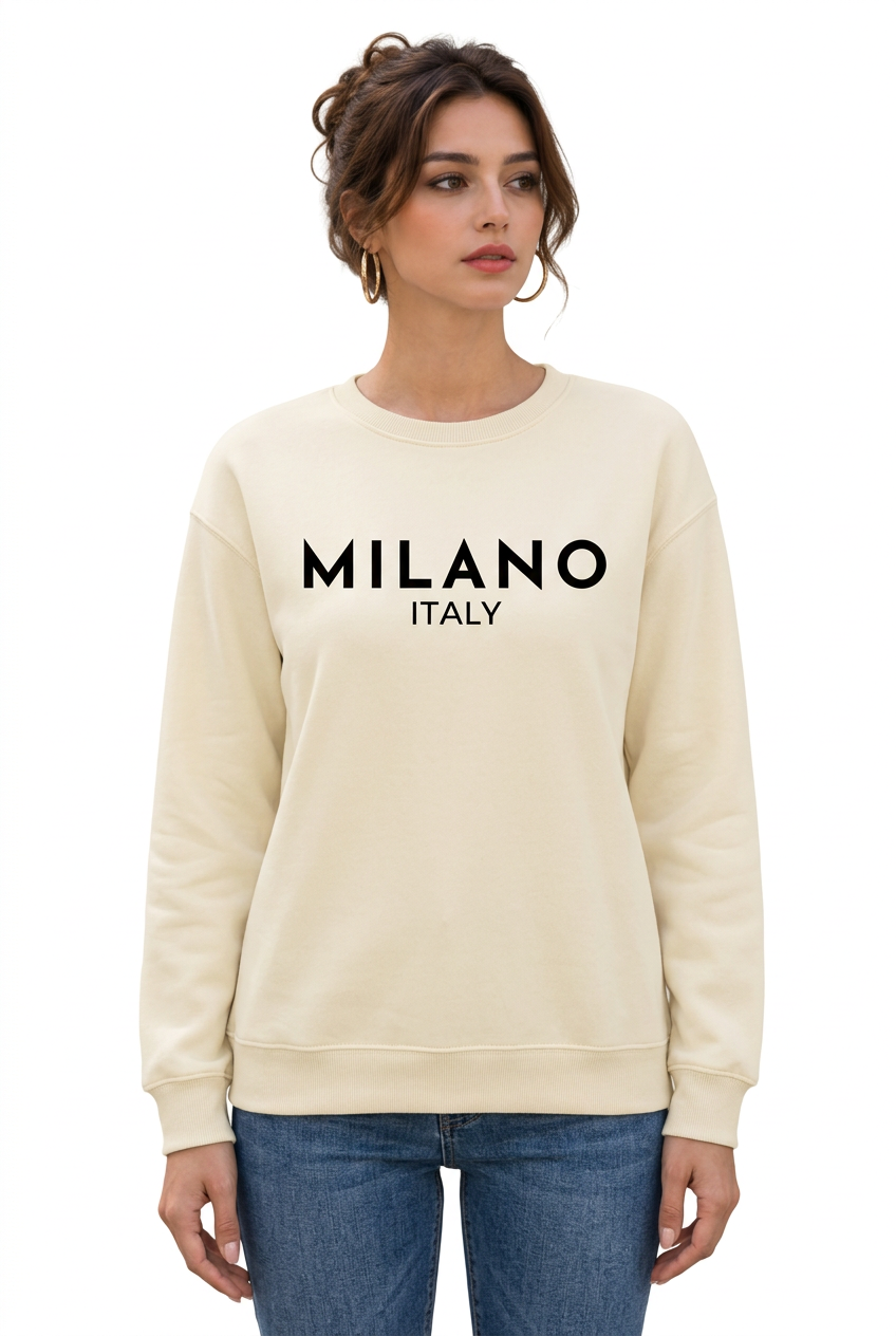 Stéphanie portant le sweat femme écru à col rond imprimé MILANO ITALY