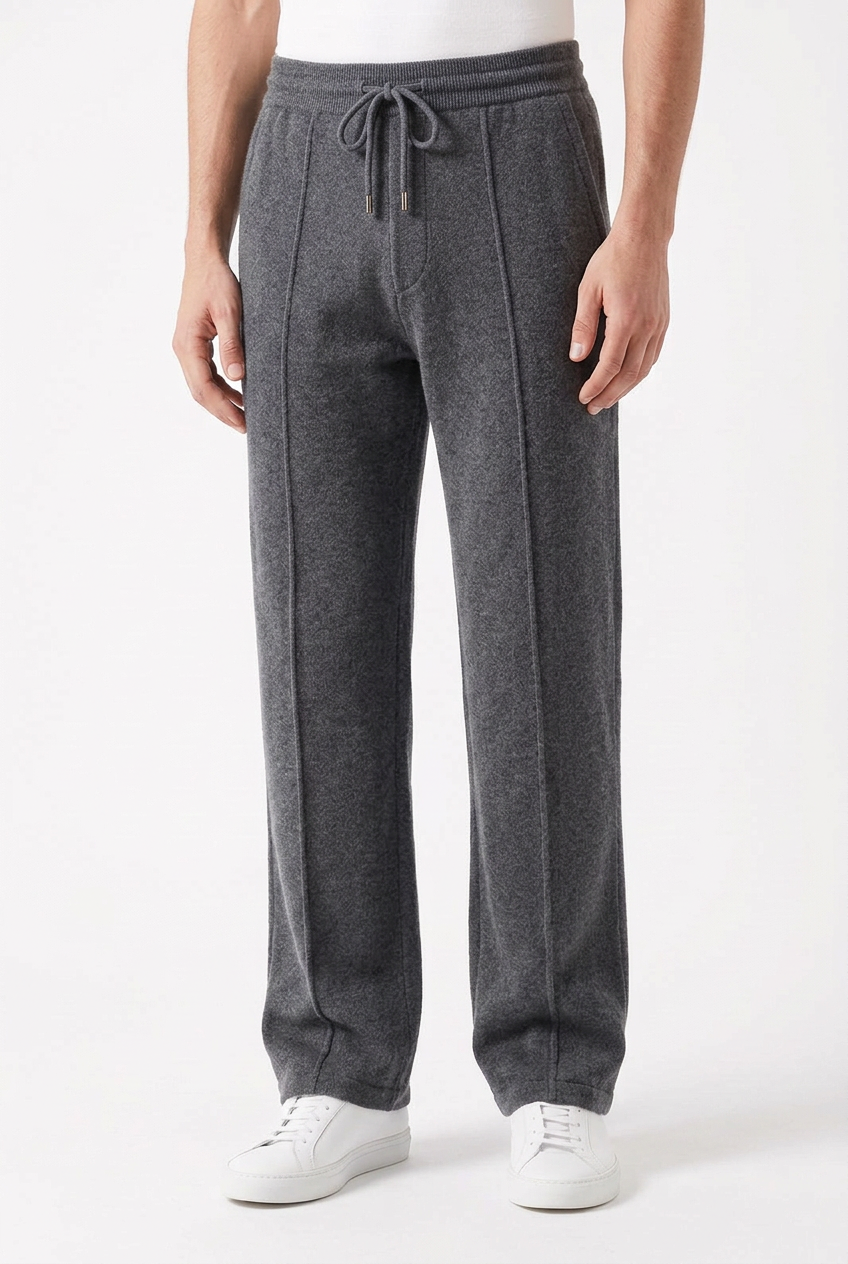 Pantalon Kashmir gris foncé, porté ample