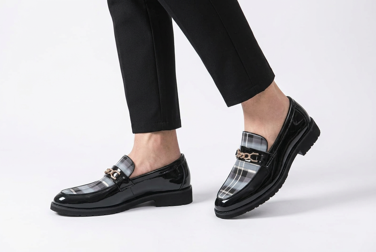 Mocassins homme en cuir à carreaux et chaîne dorée, style luxe italien
