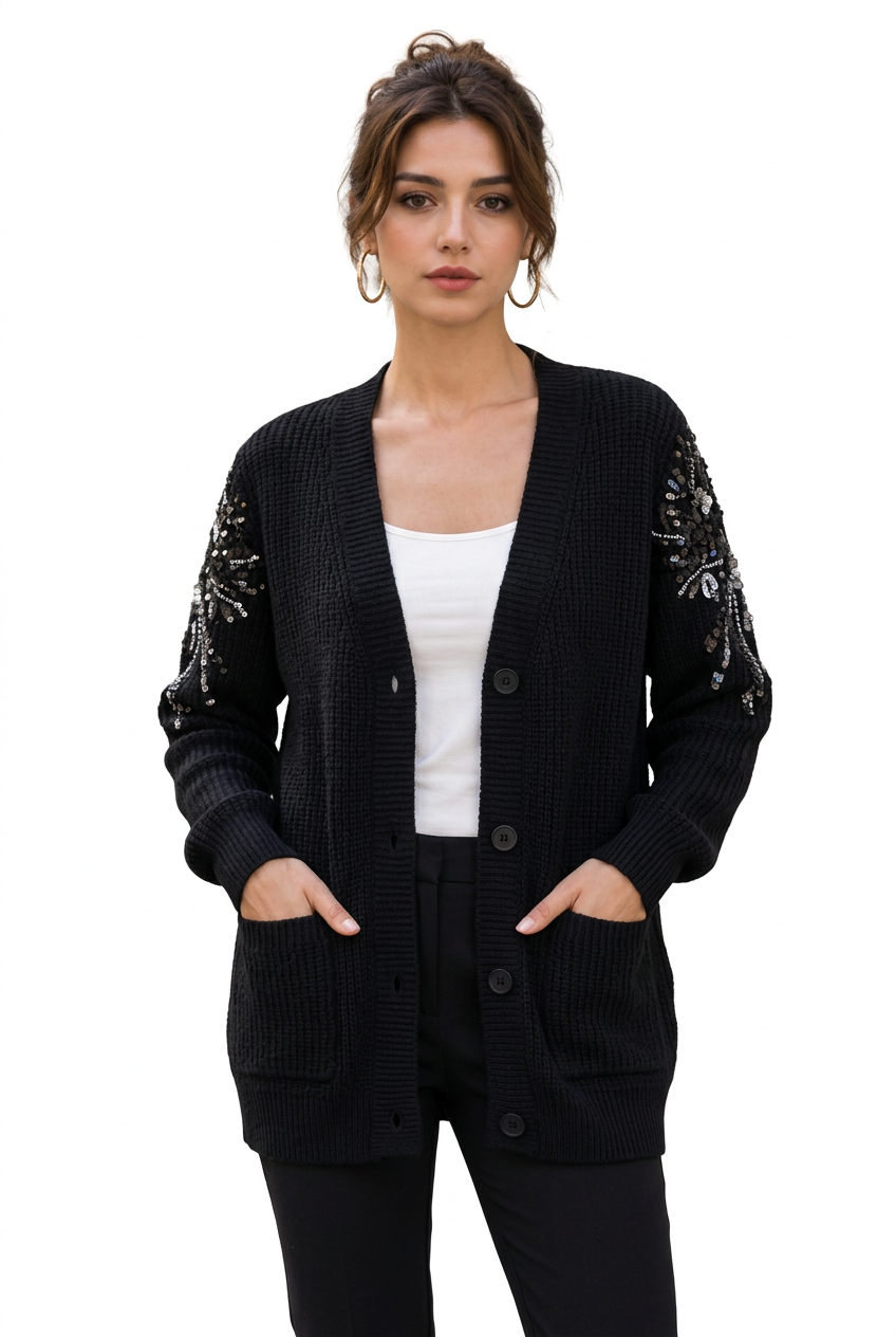 Stéphanie portant le cardigan femme noir à manches ornées