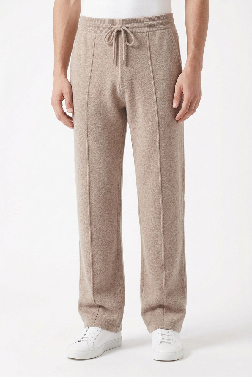 Pantalon Kashmir taupe rosé, porté ample, variante Purple Velvet Color