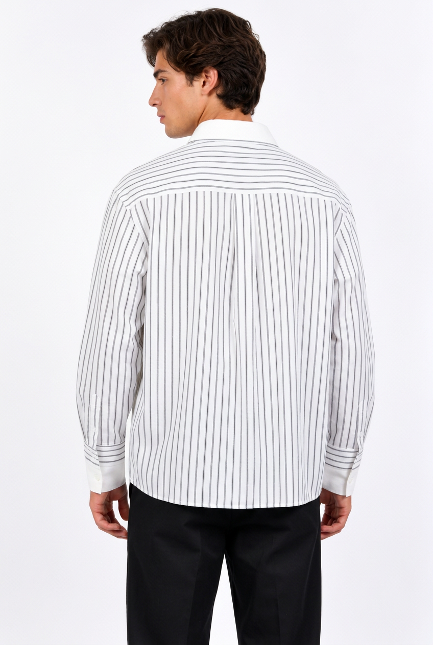 Jeff portant la chemise homme à rayures noires, vue de dos trois-quarts