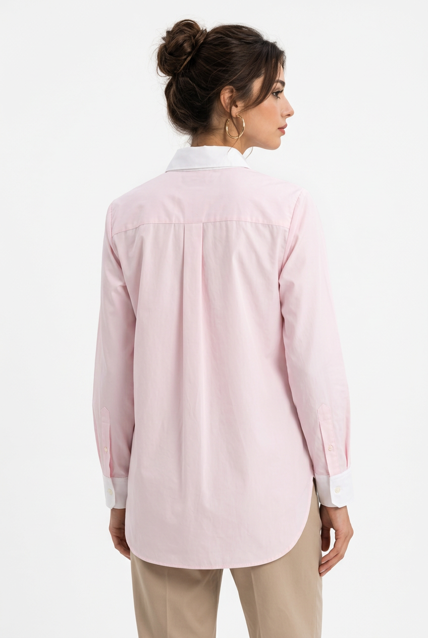 Stéphanie portant la chemise rose à col blanc, vue de dos trois-quarts