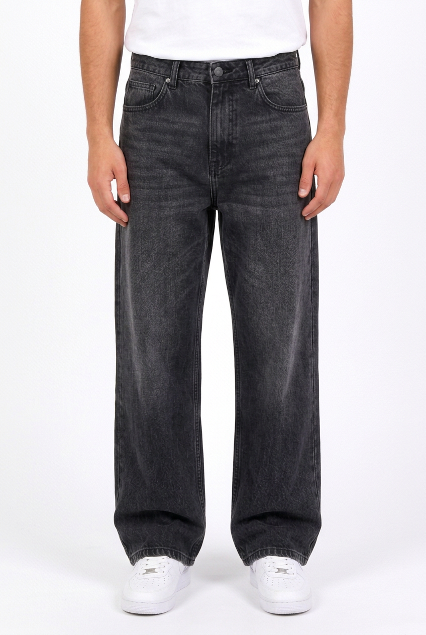 Jean noir cadré de la ceinture aux chaussures
