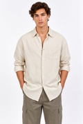 Jeff avec la chemise abricot ample