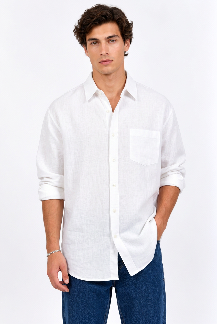 Jeff avec la chemise blanche ample