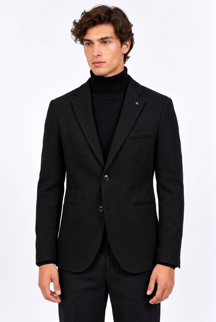 Jeff avec la veste noire slim, proportions élancées et cadrage rapproché