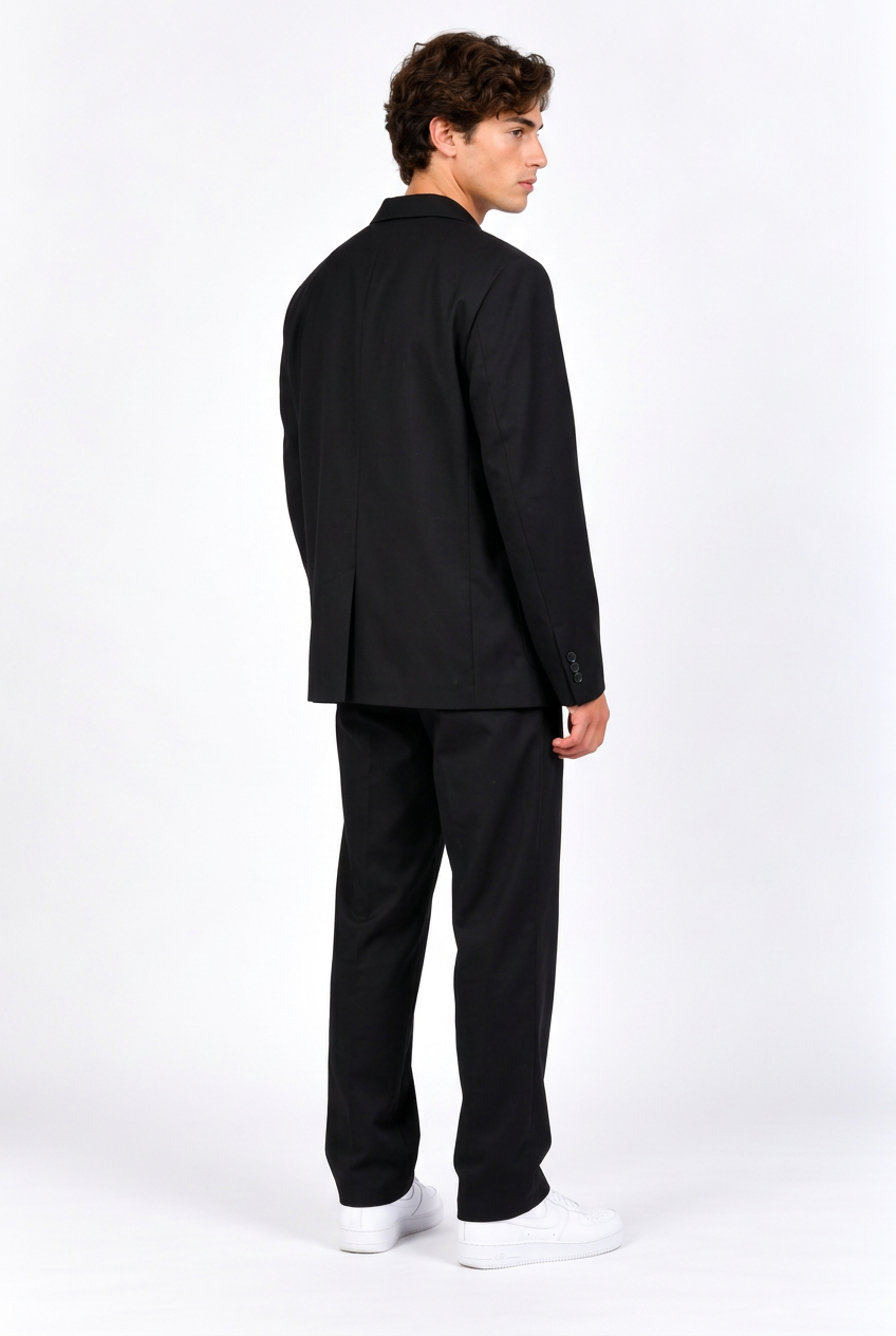 Jeff avec le blazer noir, vue de dos
