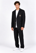 Jeff avec le blazer noir, vue trois-quarts