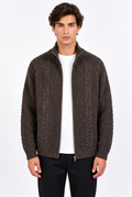 Jeff avec le cardigan marron