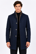 Jeff avec le manteau bleu marine