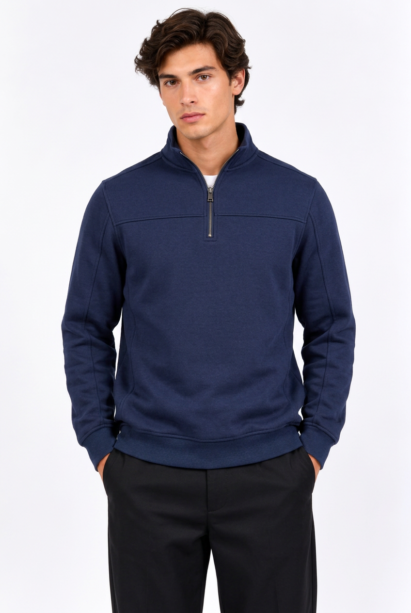 Jeff avec le sweat bleu marine à col montant