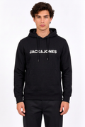Jeff avec le sweat noir et l’inscription blanche