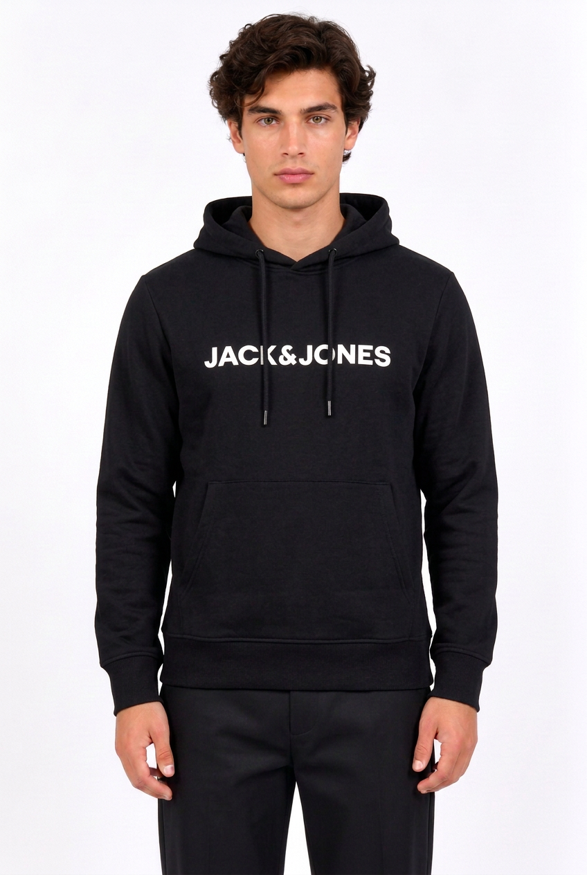 Jeff avec le sweat noir et l’inscription blanche