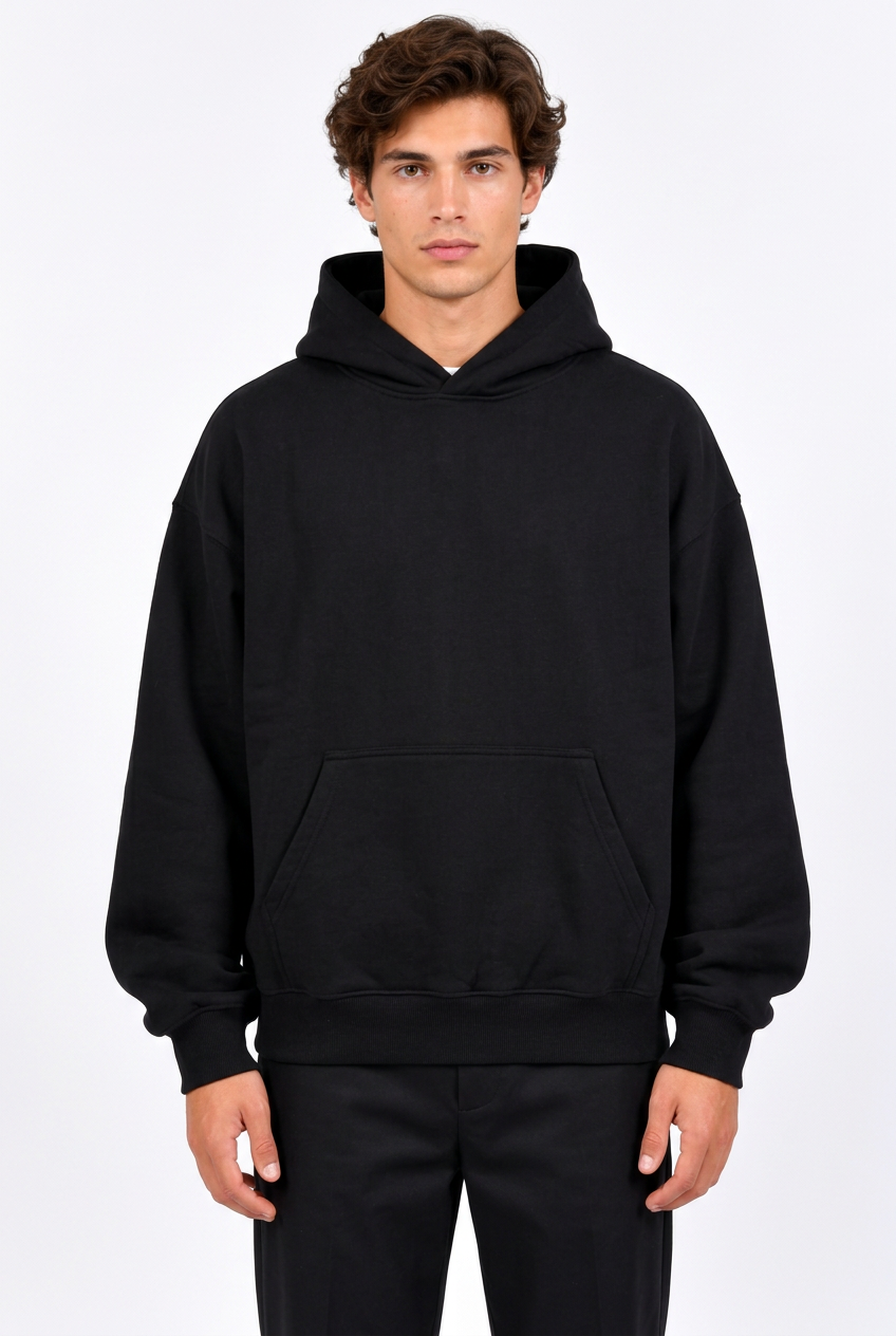 Jeff avec le sweat noir très oversize, de face