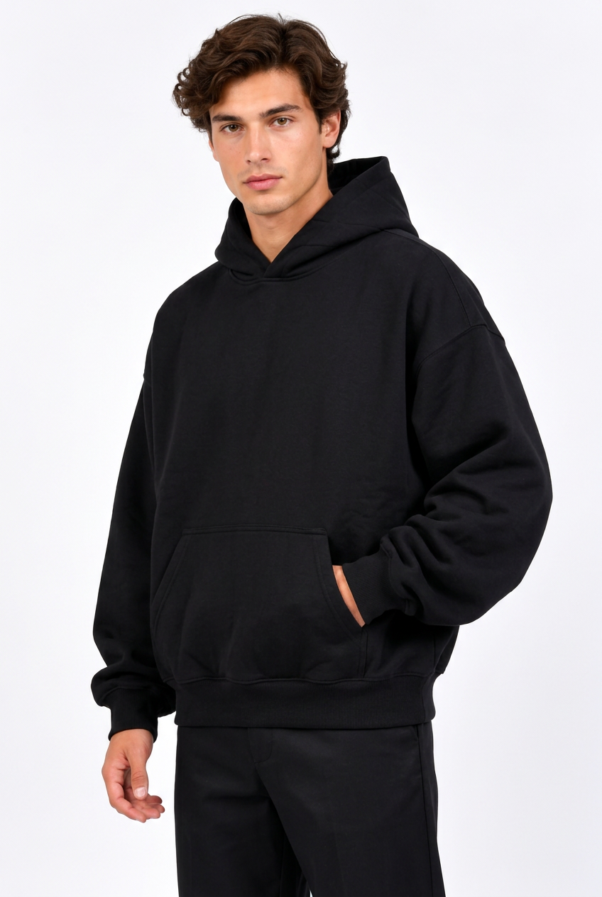 Jeff avec le sweat noir très oversize, de trois quarts
