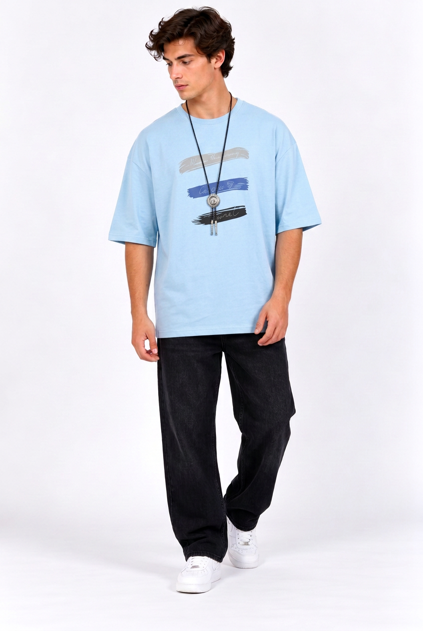 Jeff avec le T-shirt bleu ciel, le jean noir large et le collier
