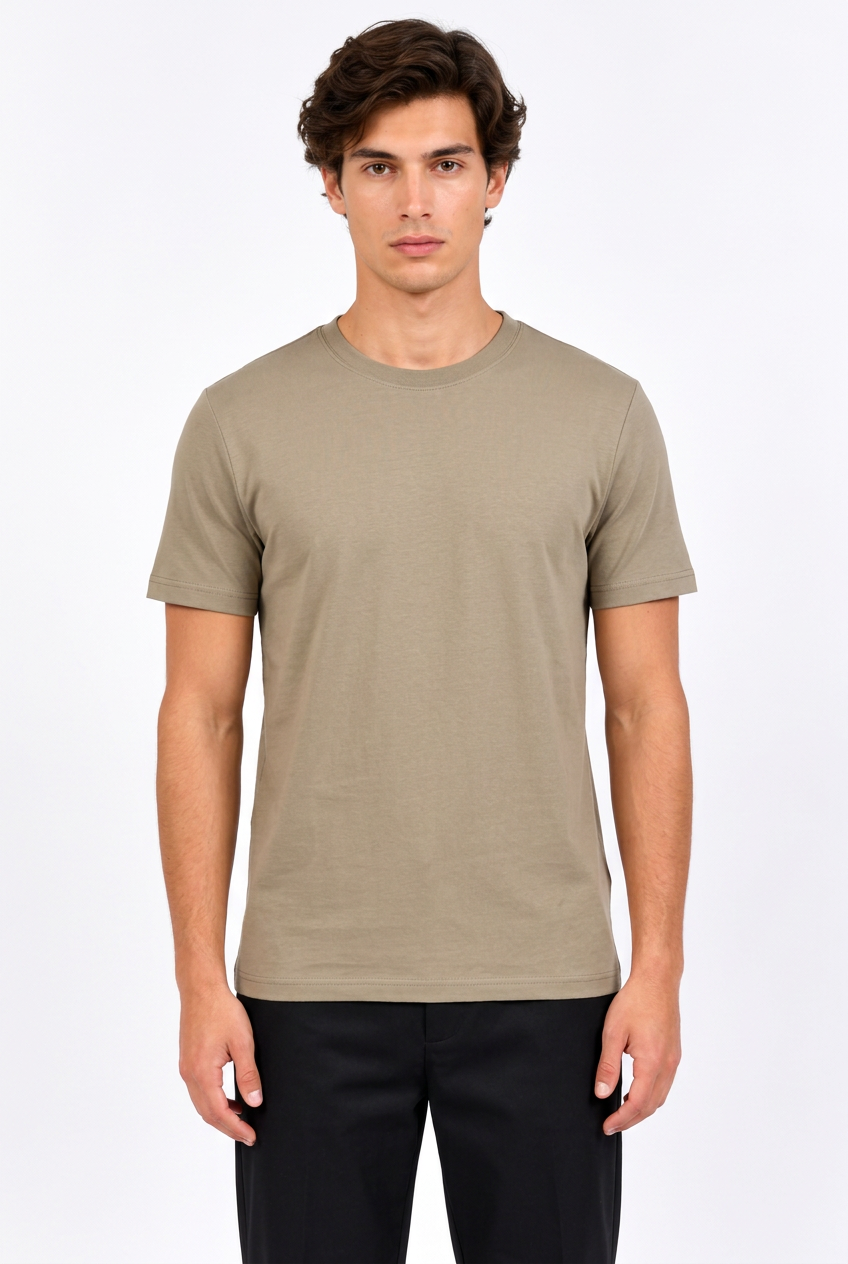 Jeff avec le T-shirt taupe
