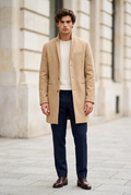 Jeff, manteau beige et pantalon bleu marine