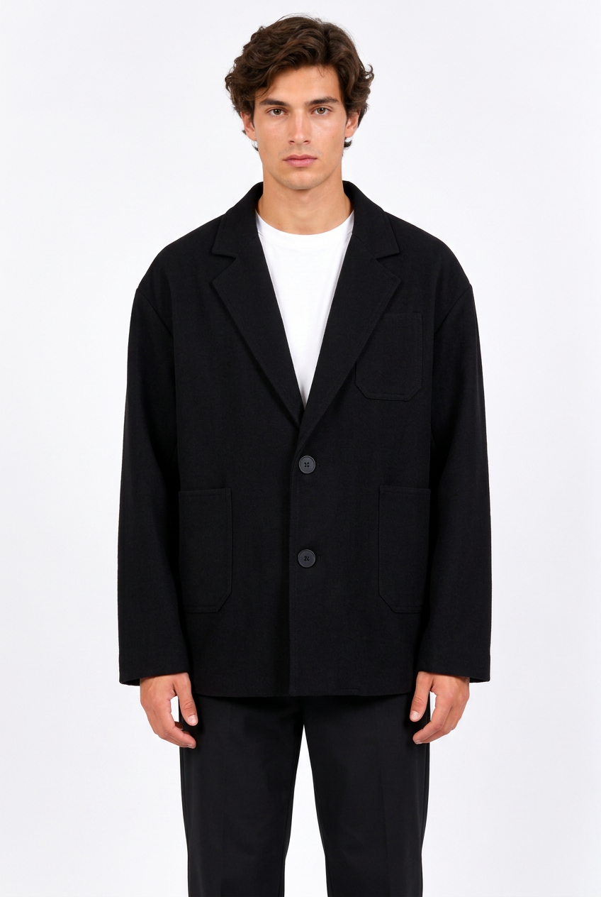 Jeff portant le blazer oversize noir