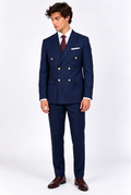 Jeff portant le costume croisé bleu marine à boutons dorés