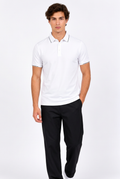 Jeff portant le polo blanc