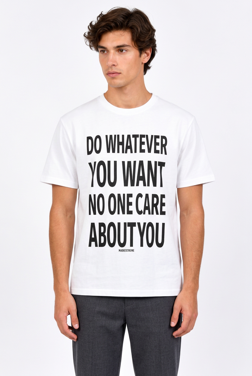 Jeff portant le T-shirt blanc
