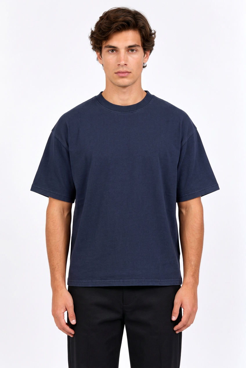 Jeff portant le t-shirt bleu marine