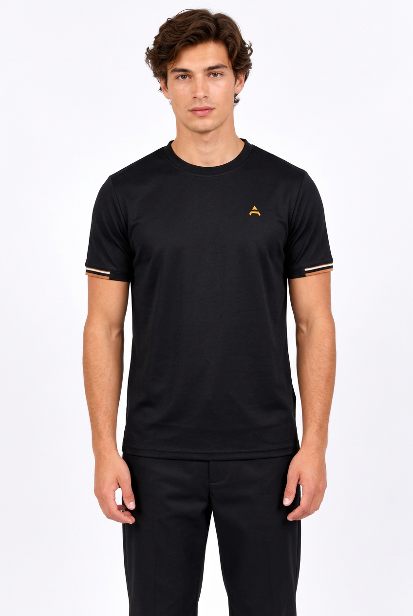 Jeff portant le t-shirt noir brodé