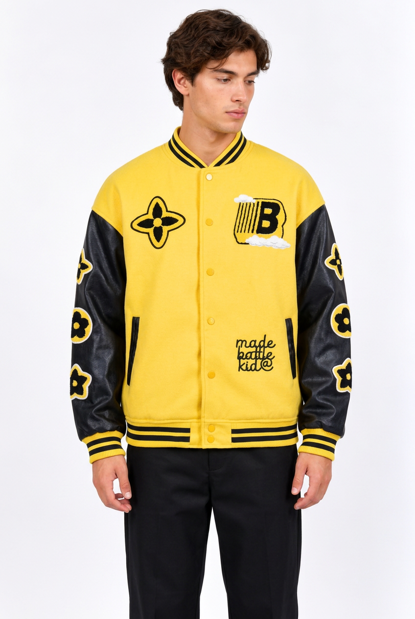 Jeff portant la veste baseball jaune à manches noires sur fond blanc