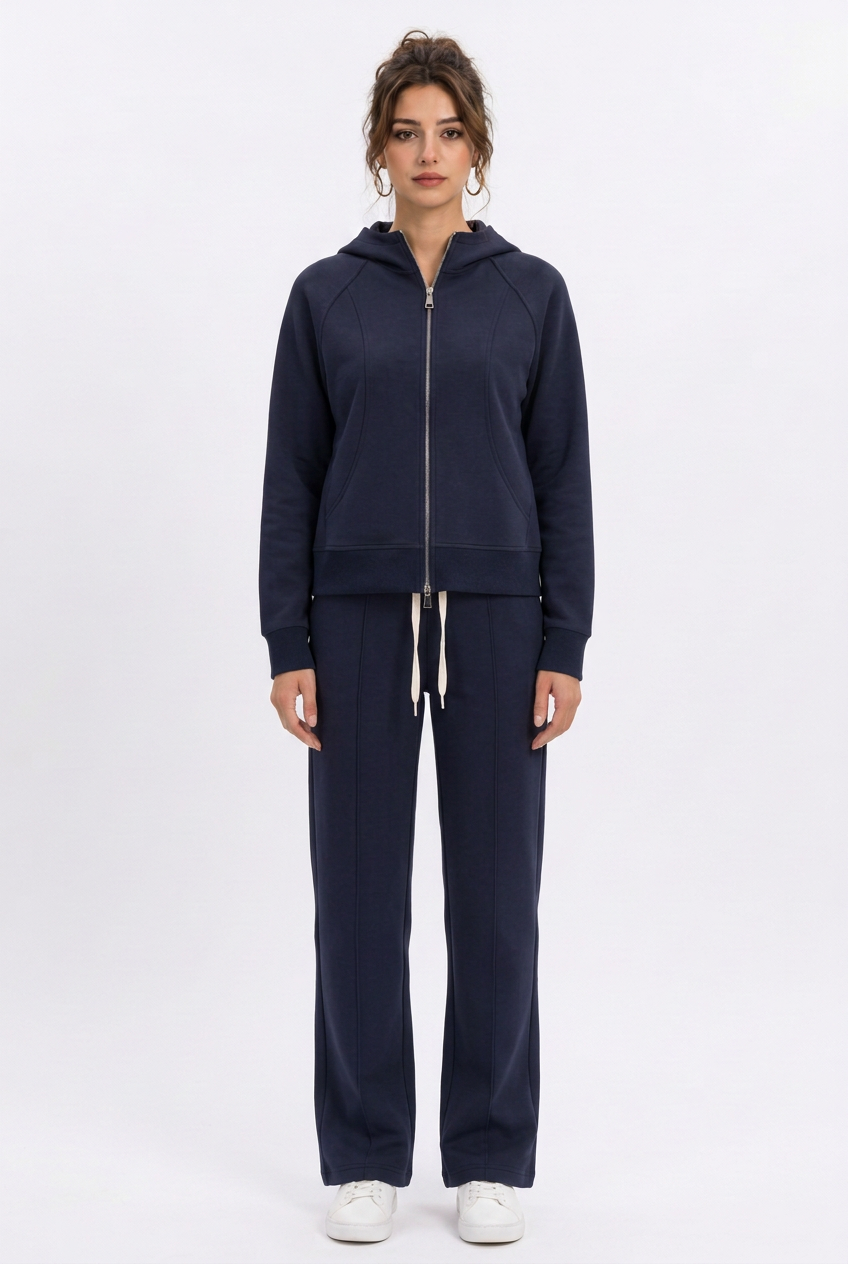 Nouvelle photo de Stéphanie avec l’ensemble bleu marine plus ample
