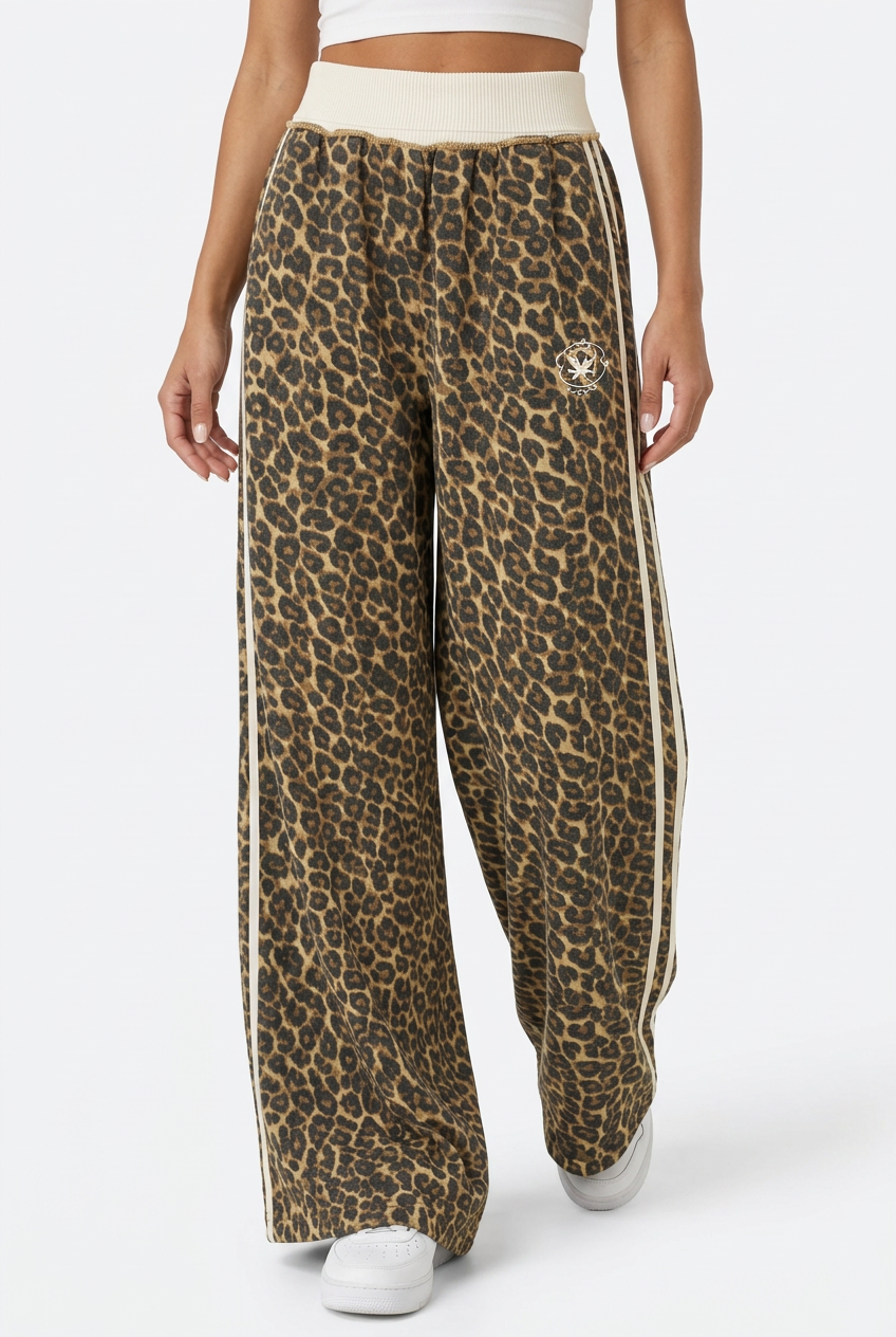 Pantalon léopard porté par Stéphanie de face
