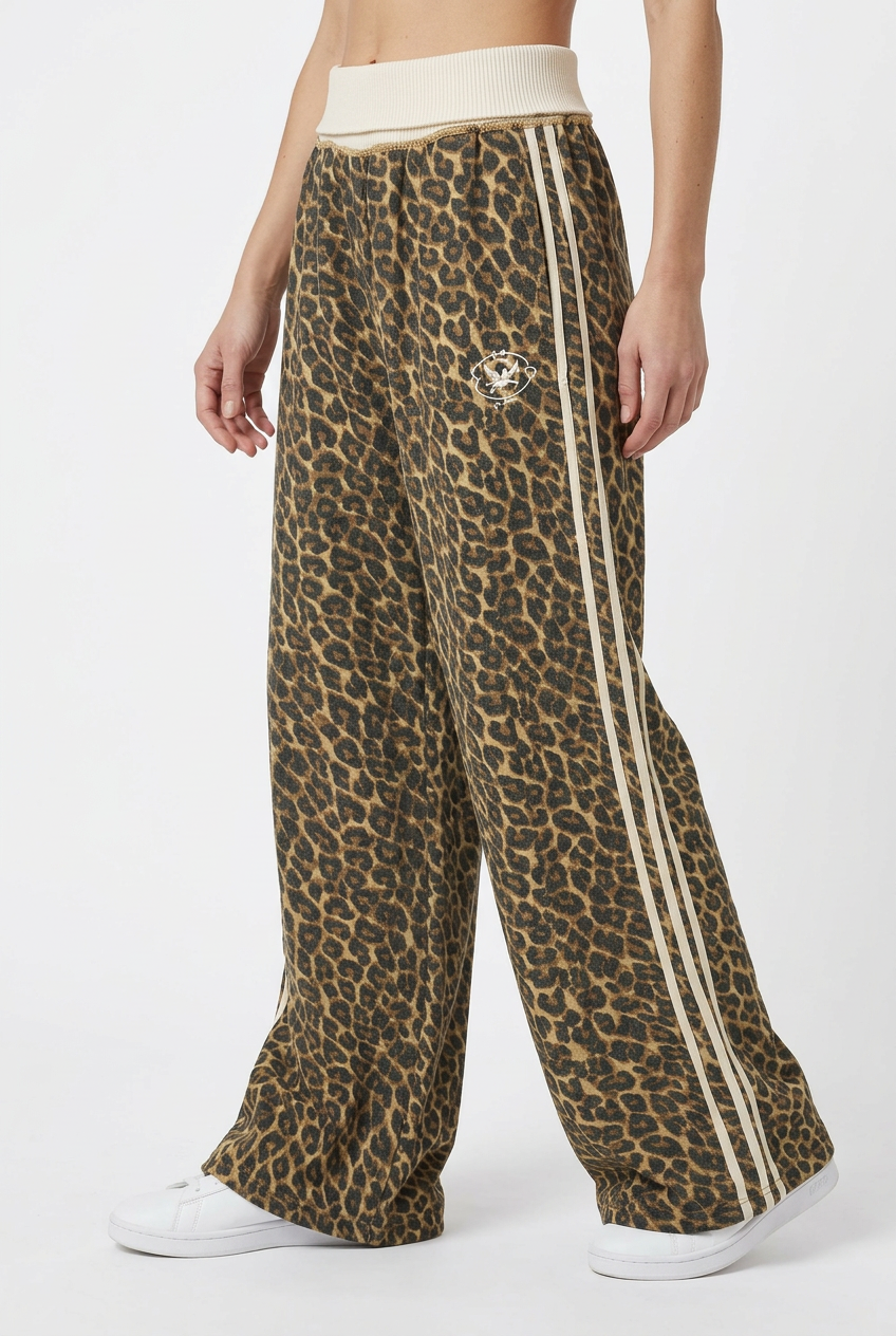 Pantalon léopard porté par Stéphanie légèrement de côté