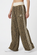 Pantalon léopard porté par Stéphanie légèrement de côté