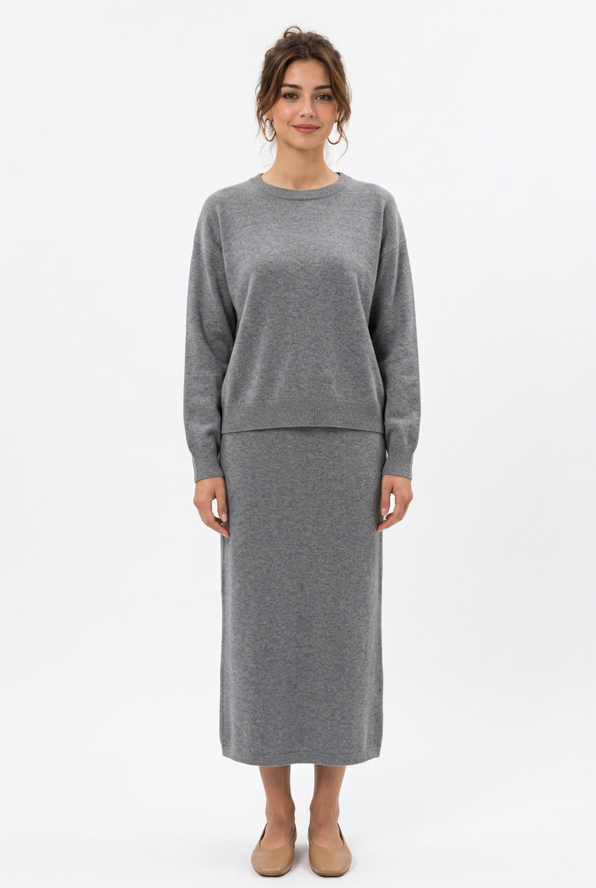 Stéphanie avec l’ensemble gris
