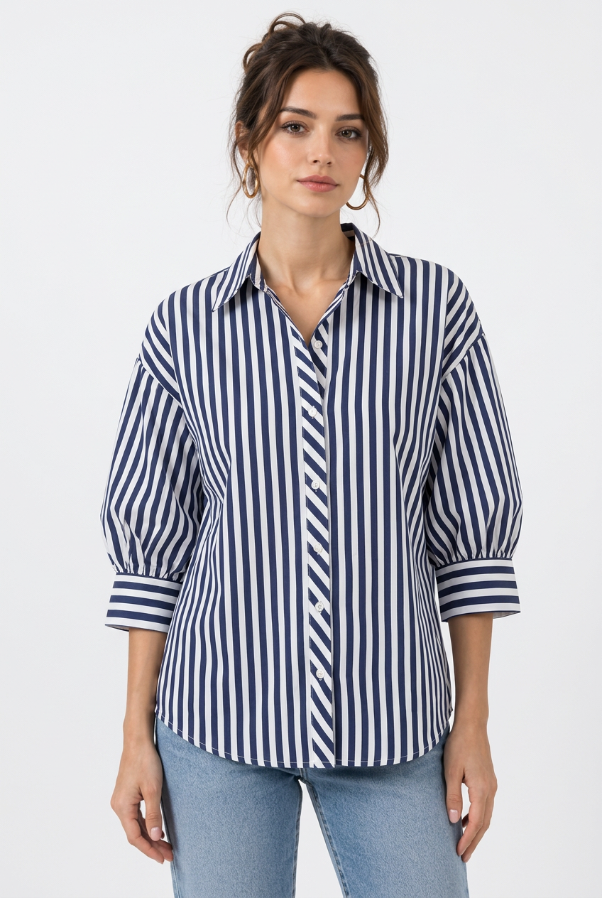 Stéphanie avec la chemise à rayures bleues