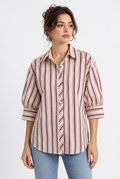 Stéphanie avec la chemise à rayures rouges