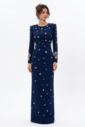 Stéphanie avec la robe bleu foncé